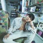 「BTS」JUNG KOOK、セクシーで男性美にあふれたデニムファッション…90年代の感性