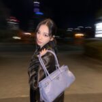 「aespa」KARINA、福岡の街角でプラダを持って圧倒的な美貌を披露