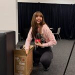 「BLACKPINK」LISA、両腕いっぱいのテキーラに“満面の笑み”