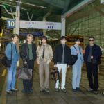 「ENHYPEN」、全身“プラダ”の空港ファッションで圧倒的ビジュアル