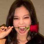 「BLACKPINK」ジェニー、赤い目に鋭い牙でバラをくわえた“ドラキュラビジュアル”