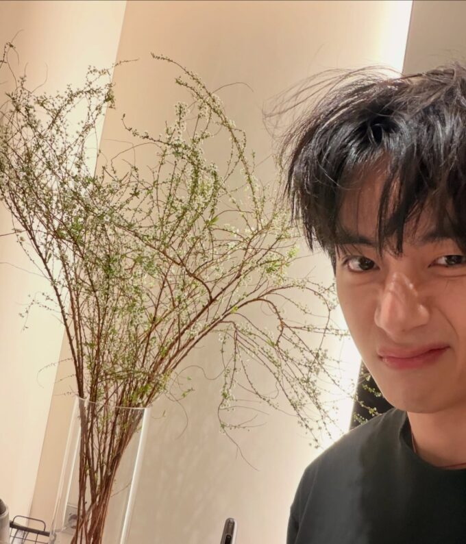 BTS」V、日常ショットを大放出…全世界のARMYをときめかせたオーラ | K
