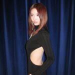 「TWICE」モモ、背中露出に“ドキッ”…大胆なブラックドレスの女神ビジュアル