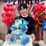「東方神起」ユンホ、大きなケーキににっこり…「20260206 幸せでした」
