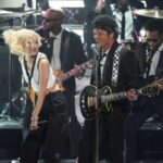 「BLACKPINK」ROSE、ブルーノ・マーズの頬にキス…「グラミー賞」オープニングステージを飾る