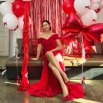 女優ソン・イェジン、真っ赤なドレスに大胆な足見せ…“官能的なセクシーさ”