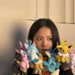 “推しキャラは？”「BLACKPINK」JISOO、ワールドスターらしいスケール…米「スーパーボウル」の広告登場に両手いっぱいのポケモンキーホルダー