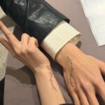 俳優シン・ヘソン、イ・ジュニョクとのカップルタトゥーを公開…手の大きさの差にときめき爆発？＝Netflix「サラ・キムという女」で共演