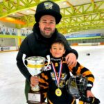 サム・ハミントン、「アイスホッケーが得意な息子ウィリアムにオーストラリア代表から連絡が来た」＝「不朽の名曲2」出演で歌唱披露も