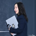 “「NewJeans」の母”ミン・ヒジン元ADOR代表、10分遅刻→5分で声明文朗読後退場…“奇想天外”な記者会見