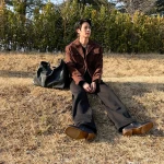 「BTS」JIN、芝生に座って自然を満喫…ゆとりある姿に癒やされる