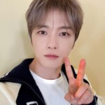 ジェジュン、ファンへの愛情あふれるピースとウィンク…「ジェチングビレッジ」で会いましょう