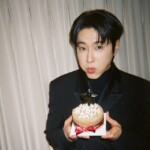 「東方神起」ユンホ、ミニケーキを持ってハッピーバースデー