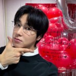 「東方神起」ユンホ、真っ赤な風船がよく似合う…「限りない成長、圧倒的な情熱」