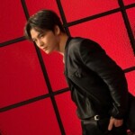 ジェジュン、強烈なレッド照明の中でのセクシーなスーツ姿…「写真の整理中」