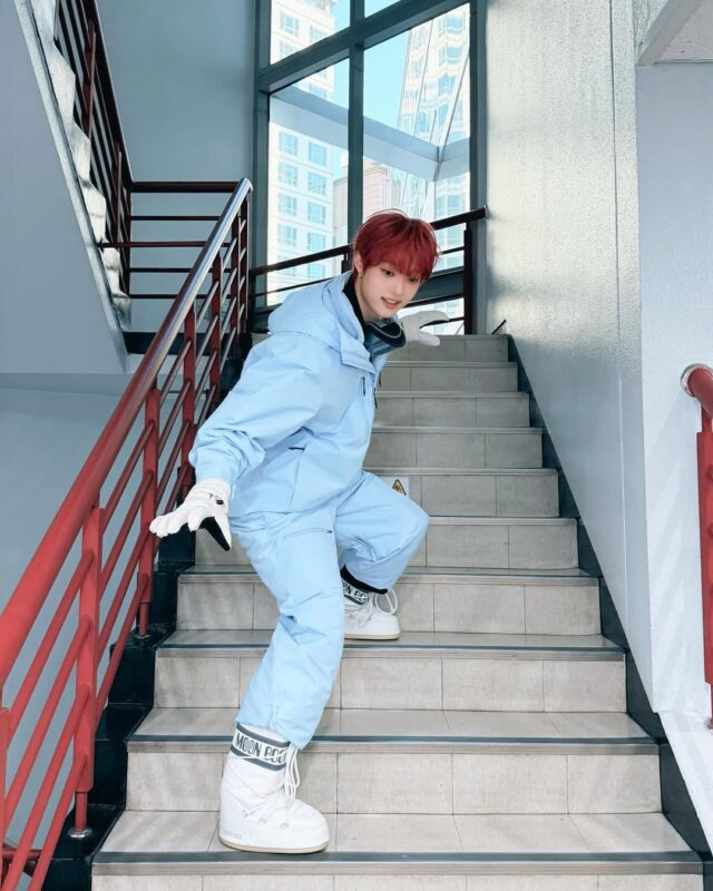 「&TEAM」EJ、ブルーのスキーウェアで愉快なエネルギー発散