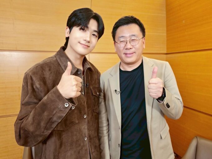 古家正亨、パク・ヒョンシクとのあたたかいツーショット…「明日の大阪公演もよろしく」
