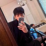 <トレンドブログ>俳優ユ・スンホ、ブラックスーツ姿に視線釘付け…手ハートポーズがメロい