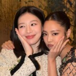 <トレンドブログ>「BLACKPINK」JENNIE＆コ・ユンジョン、シャネルのショーでツーショット…極と極のファッション