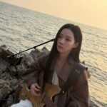 <トレンドブログ>「aespa」ウィンター、ギターを手に清純なビジュアル…海を背景に感性爆発