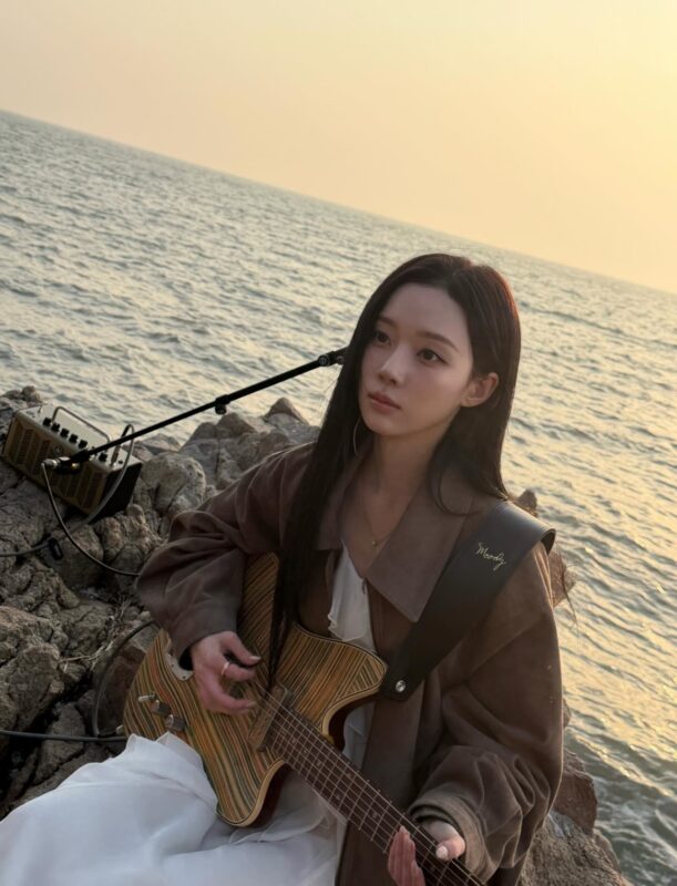 aespaウィンター、自然に溶け込むギター演奏の魅力