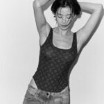 チョン・ジヒョン、水着にジーンズの破格スタイル　女神オーラ全開