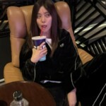 俳優イ・ヨンウン、イスの上に足？…大ヒット映画「王と生きる男」鑑賞認証ショット公開も公衆道徳議論発生