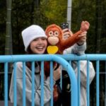 「BLACKPINK」LISA、SNSで人気のサルのパンチくんと対面…“ファンサービス”はもらえた？