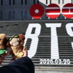 「BTS」のカラーは「紫」だが「赤」の点灯？…「政治的な解釈はしないで」