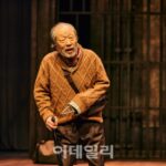 ”ことし90歳”大御所俳優シン・グ、笑いと感動をくれた舞台…チャン・ジン流ブラックコメディを輝かせる