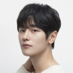 【公式】俳優キム・ドワン、「10回切って倒れない木はない」で初めて日本のドラマに挑戦…志尊淳と兄弟ケミを予告