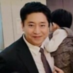 「SHINHWA」 エリック、あふれる「中年の魅力」…注目のイ・ミヌ結婚式写真「前に座っている美貌の女性は？」