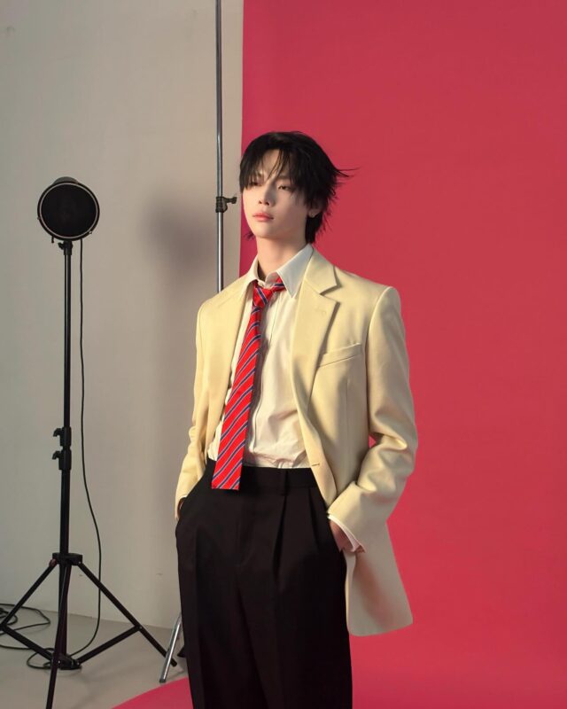 「&TEAM」ニコラス、黒髪で新鮮な魅力アピール…グラビア撮影ビハインド公開（動画あり）