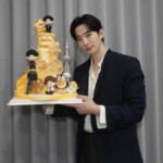 「2PM」ジュノ、大きなケーキと花束を持ってポーズ…キャラクターがかわいい！