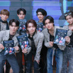 HYBEが手掛ける新世代J-POPボーイズグループaoen 2nd Single「秒で落ちた」発売と47都道府県ツアーの開催決定を記念して、 aoenメンバーが渋谷で”超青いビラ”配りを実施！ 2nd Single発売日、満員のファンでいっぱいのタワーレコード渋谷店に突如サプライズ訪問！ aoen初の47都道府県ツアーの魅力を直接アピール