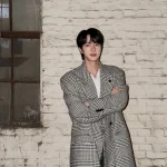 「BTS」JIN、おしゃれなロングコートスタイル…スタイルの良さが際立つ