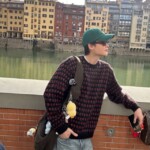 イ・ジョンソク、さりげない横顔がかっこいい…バッグのマスコットがかわいい（動画あり）