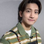 「東方神起」チャンミン、グリーンのニットで爽やかなムード…イ・ソヨンとのツーショットも（動画あり）