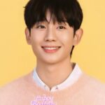 チョン・ヘイン、ファンミーティングポスターのビハインド公開…見る人まで笑顔にする春の陽だまりビジュアル