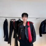 「CNBLUE」ジョン・ヨンファ、モデル顔負けのオーラ…ブラック＆レッドのレザージャケットで圧巻のビジュアル