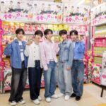 『AIZU』アンバサダー・VIBYの5人が渋谷のドンキに登場！初のブランドアンバサダー就任で、自身のビジュアルが並ぶ売場に驚愕！「すごい！」「僕たちがいっぱい！」と笑顔で店内視察＆記念撮影も実施