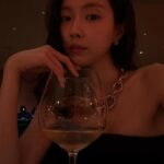 ソン・ナウン？見違えるほど変わった雰囲気…香港のバーで魅惑的なまなざし