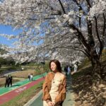 女優カン・ソラ、夫とデート中？ …「骨が目立つ」トレンドを追う美脚