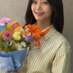 女優チョン・ソミン、ホワイトパンツのフィット感が完璧すぎる…本業復帰後どんどん美しくなるビジュアル