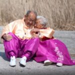 老夫婦密着ドキュメンタリー映画「あなた、その川を渡らないで」のカン・ゲヨルおばあさん、夫の元に旅立つ…逝去の知らせに追悼の声集まる