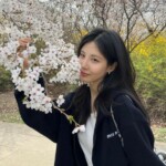 ソヒョン（少女時代）、超ミニ姿で花見…スリムな美脚も披露