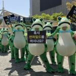 「UNCHILDをご存知ですか？」ソウル全域に出現したカエル集団…21日のデビューを前に話題