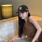 「aespa」KARINA、ソファで挑発的ポーズ…美貌はAI級