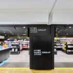 BTS・TOMORROW X TOGETHER・CORTIS・ ENHYPEN など『HYBE MUSIC GROUP STORE』ツリービレッジ横浜店にオープン！～アーティストの音楽や映像に触れられる、HYBE MUSIC GROUP合同のオフラインストアが初誕生～
