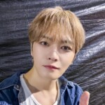 ジェジュン、デニムシャツでさわやかでスマート…ファンを見つめる優しい眼差し